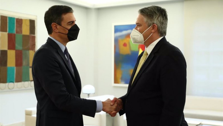 El presidente del Gobierno, Pedro Sánchez, con el secretario general de la Organización para la Cooperación y el Desarrollo Económico (OCDE), Mathias Cormann, en La Moncloa. | FERNANDO CALVO ep el presidente del gobierno pedro sanchez con el secretario general de la organizacion para la