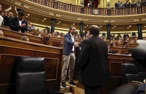 ep el vicepresidente segundo del gobierno pablo iglesias saludando al exvicepresidente de la