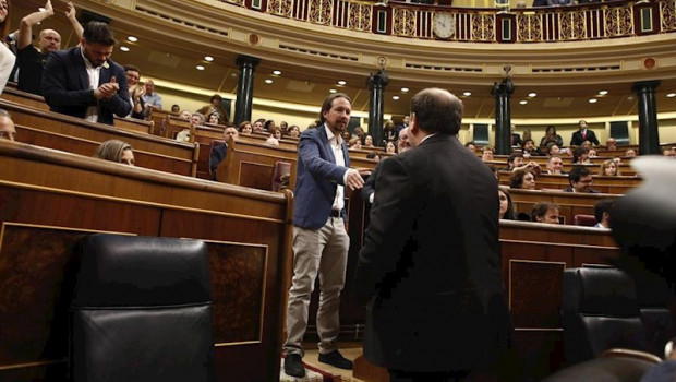ep el vicepresidente segundo del gobierno pablo iglesias saludando al exvicepresidente de la
