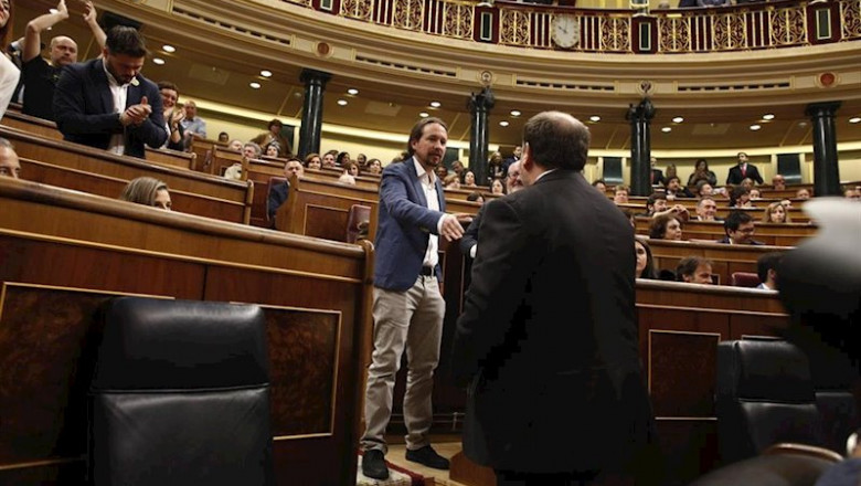 ep el vicepresidente segundo del gobierno pablo iglesias saludando al exvicepresidente de la
