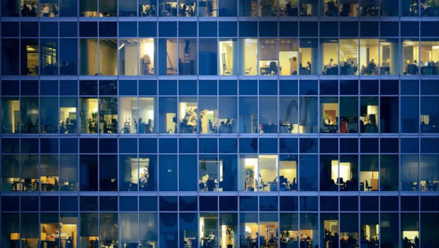 ep gente trabajando en oficinas