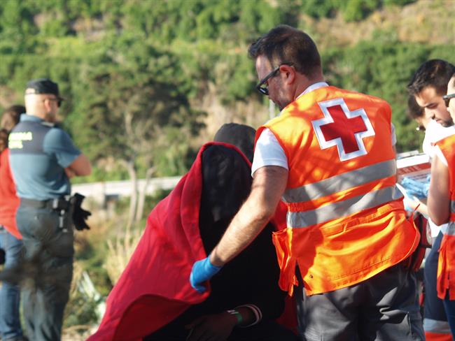 Inmigrantes llegan a Ceuta en una imagen de archivo | EUROPA PRESS/CRUZROJA - Archivo ep inmigrantes lleganceutauna imagenarchivo