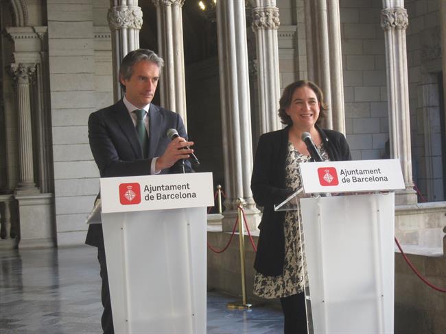 La alcaldesa de Barcelona, Ada Colau, y el ministro Íñigo de la Serna | EUROPA PRESS ep la alcaldesabarcelona ada colau yministro inigola serna