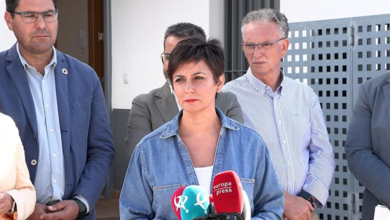 ep la ministra de vivienda isabel rodriguez durante una visita a viviendas en olivenza ep la ministra de vivienda isabel rodriguez durante una visita a viviendas en olivenza