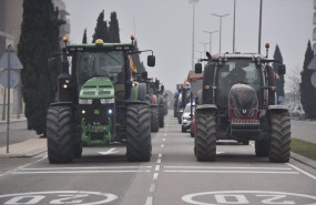 ep los tractores de los agricultores se concentran por carreteras de aragon