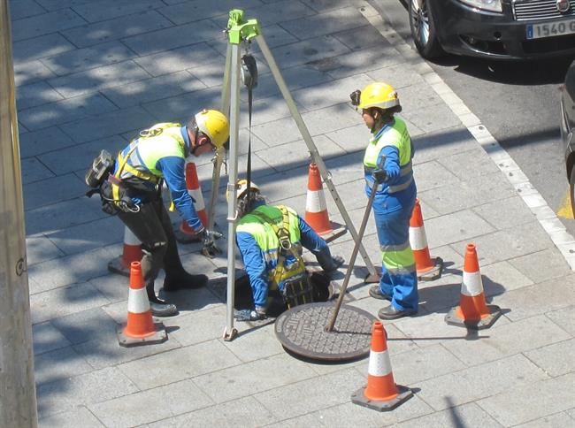 Obreros trabajando, en una imagen de archivo. | EUROPA PRESS ep obreros obras obra publica alcantarilla operarios reparacion
