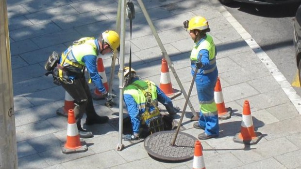ep obreros obras obra publica alcantarilla operarios reparacion