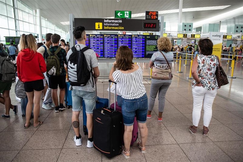 Los paros en Iberia, Ryanair y Renfe dificultarán la operación retorno