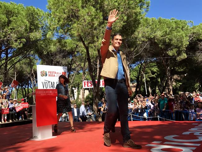 Pedro Sánchez (PSOE) en la Festa de la Rosa de Gavà (Barcelona) | EUROPA PRESS ep pedro sanchez psoe enfestala rosagav barcelona