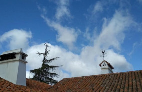 ep poco nuboso cielo con nubes