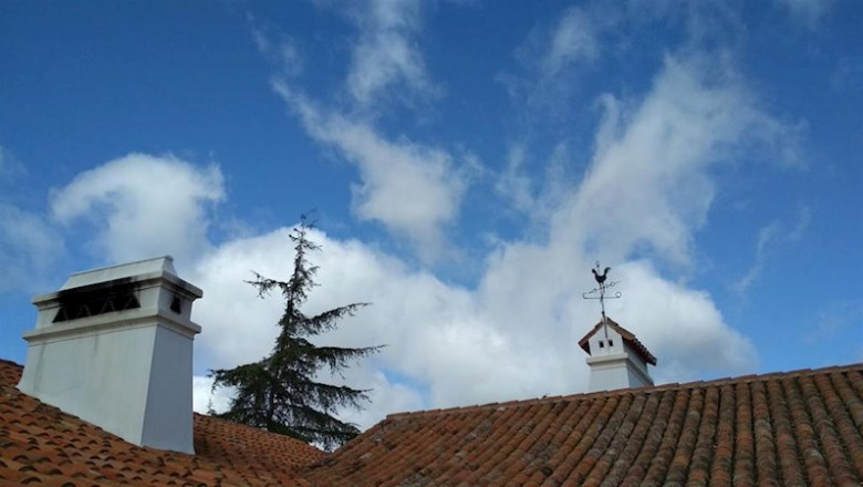ep poco nuboso cielo con nubes