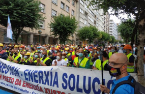 ep protesta de trabajadores de alcoa ante el parlamento gallego el dia de constitucion de la camara