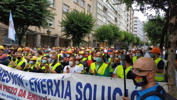 ep protesta de trabajadores de alcoa ante el parlamento gallego el dia de constitucion de la camara