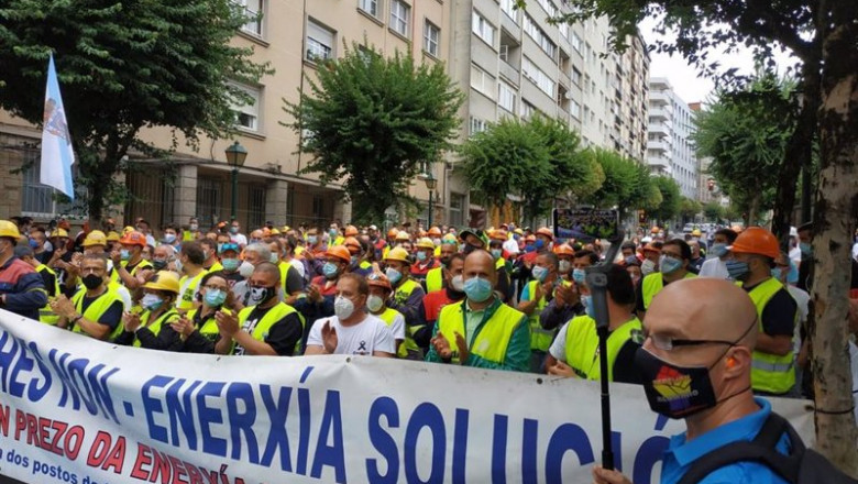 EUROPA PRESS ep protesta de trabajadores de alcoa ante el parlamento gallego el dia de constitucion de la camara