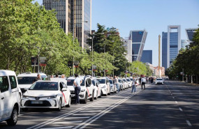 ep taxis parados en el paseo de la castellana