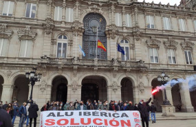 ep trabajadores de alu iberica este jueves en una concentracion frente al ayuntamiento de a coruna