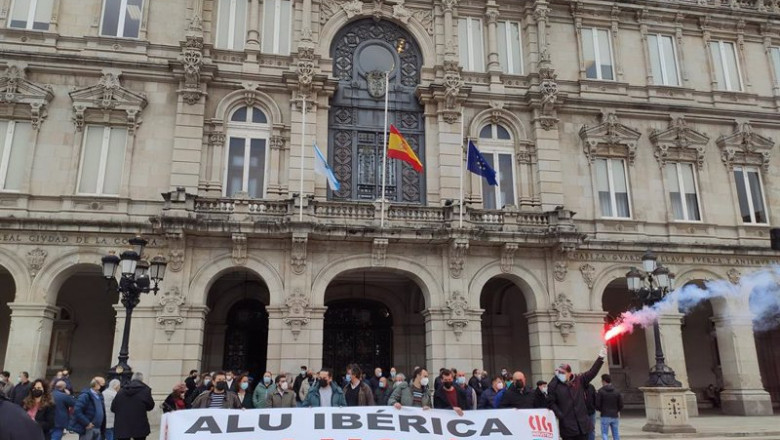 ep trabajadores de alu iberica este jueves en una concentracion frente al ayuntamiento de a coruna