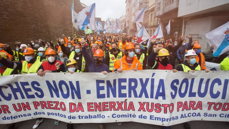 ep trabajadores de la planta de alcoa san cibrao durante una movilizacion en lugo