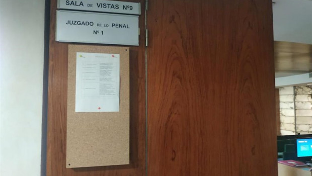 ep trib- absueltos el hostelero vallisoletano y la camarera acusados de negar la entrada a clientes