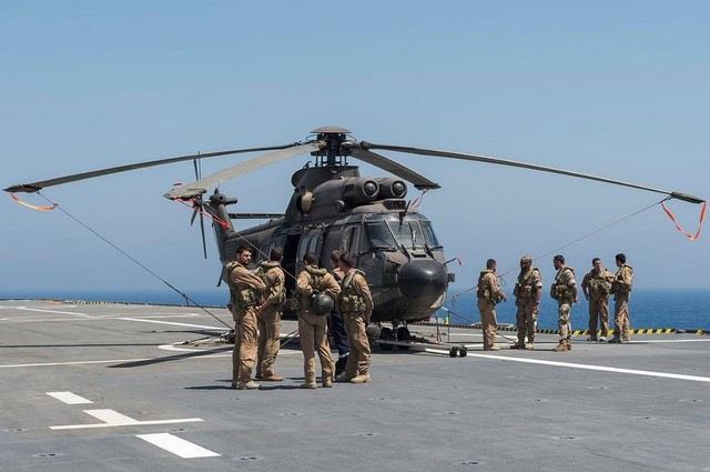 Un helicóptero Cougar de la Armada en un portaaeronaves | DEFENSA ep un helicoptero cougarla armadaun portaaeronaves