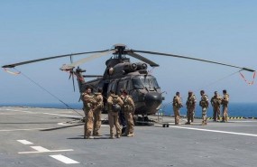 ep un helicoptero cougarla armadaun portaaeronaves
