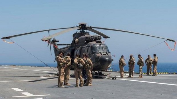 ep un helicoptero cougarla armadaun portaaeronaves