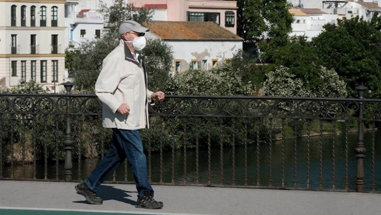 ep un hombre mayor pasea por el puente de triana en sevilla protegido con mascarilla