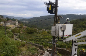 ep un operario revisando una instalacion electrica
