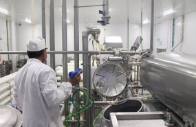 ep un operario trabajando en una fabrica