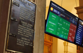 ep un panel del ibex 35 en el palacio de la bolsa de madrid a 11 de abril de 2023 en madrid espana