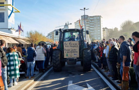 ep un tractor circula por una carretera en una manifestacion de profesionales de la ganaderia