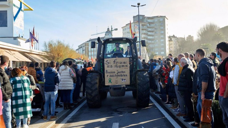 ep un tractor circula por una carretera en una manifestacion de profesionales de la ganaderia ep un tractor circula por una carretera en una manifestacion de profesionales de la ganaderia