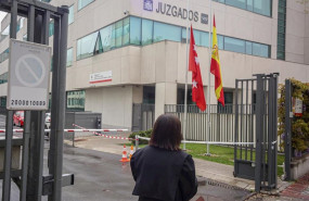 ep una abogada vestida con toga y mascarilla entra a los juzgados de lo penal