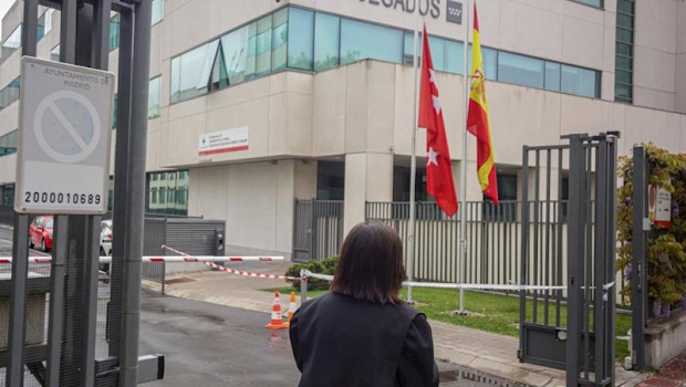 ep una abogada vestida con toga y mascarilla entra a los juzgados de lo penal