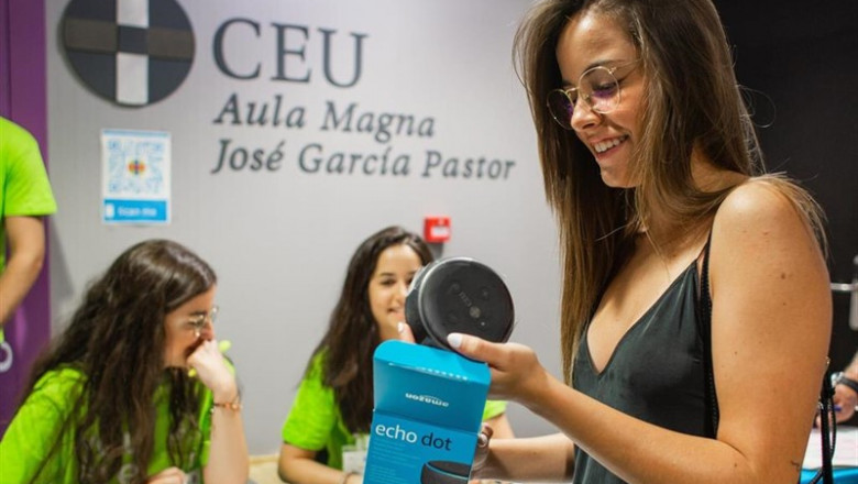 ep una estudiante recibe un altavoz inteligente como los que ceu ha regalado a sus estudiantes
