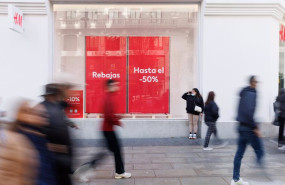 ep varias personas caminan frente a una tienda de hm con el cartel de rebajas