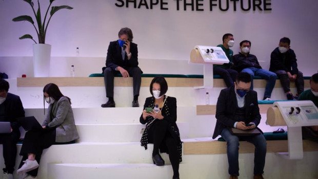 ep varias personas en la inauguracion del mobile world congress 2022 en gran via de fira de