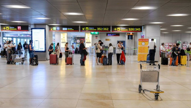 ep varias personas en la terminal t1 del aeropuerto adolfo suarez madrid barajas el primer dia de la