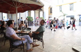 ep varias personas en una terraza a 12 de julio de 2024 en palma de mallorca mallorca baleares