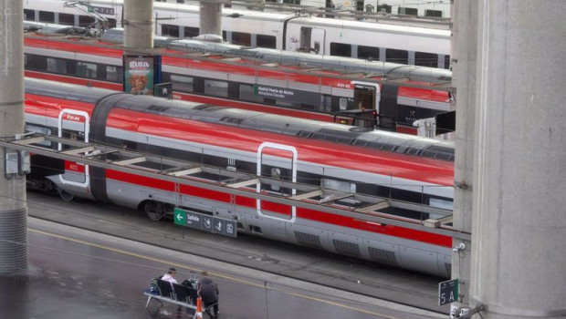 ep varios trenes en la estacion puerta de atocha almudena grandes