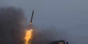 un lance roquettes multiple ukrainien bm 21 grad tire une roquette lors d un bombardement le jour de noel sur la ligne de front a bakhmut 