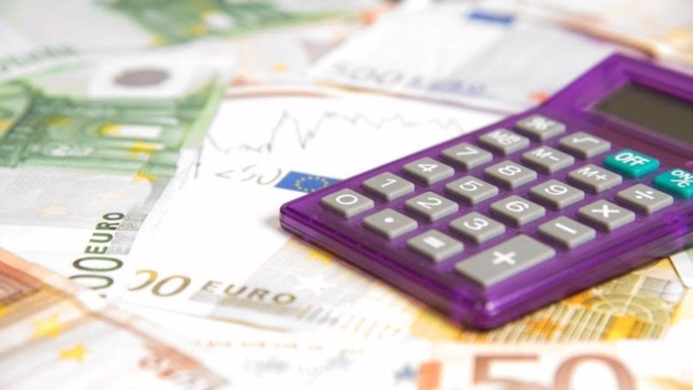 ep archivo calculadora y billetes de euros ep archivo calculadora y billetes de euros