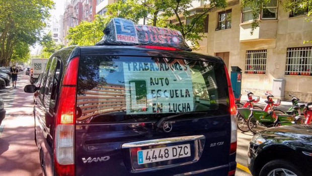 ep archivo   caravana de coches de autoescuela en huelga en bizkaia