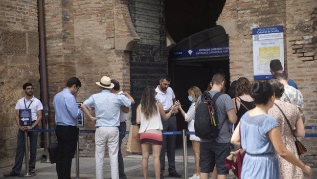 ep archivo   colas de turistas en la catedral a 11 de agosto de 2022 en sevilla andalucia espana