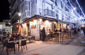 ep archivo   comensales sentados en la terraza de un establecimiento de santander