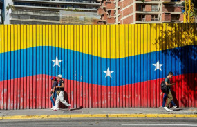 ep archivo   dos personas caminan delante de una bandera venezolana a 9 de enero de 2025 en caracas