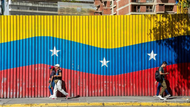 ep archivo   dos personas caminan delante de una bandera venezolana a 9 de enero de 2025 en caracas