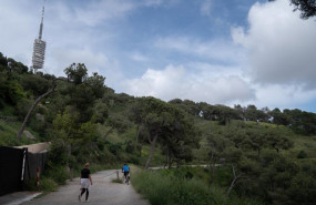 ep archivo   dos personas pasean en el parc natural de la serra de collserola en una imagen de