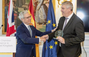 ep archivo   el consejero delegado de indra jose vicente de los mozos derecha recibe el golden award