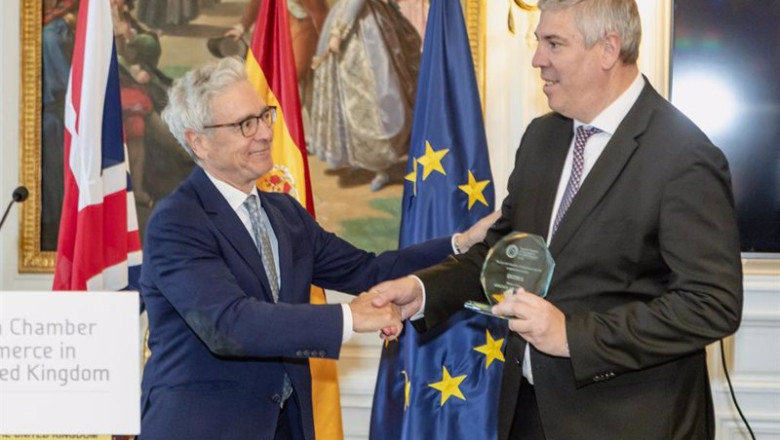 ep archivo el consejero delegado de indra jose vicente de los mozos derecha recibe el golden award ep archivo el consejero delegado de indra jose vicente de los mozos derecha recibe el golden award